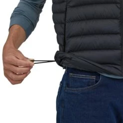 Patagonia Men's Down Sweater Vest -Patagonia Store pat 84623 blk model3